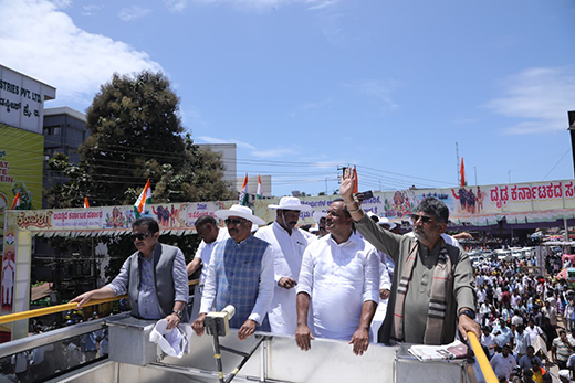 CM, Ministers receive grand welcome in Ambaari bus